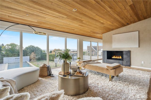 9135 NE 19th St, Clyde Hill, WA 98004