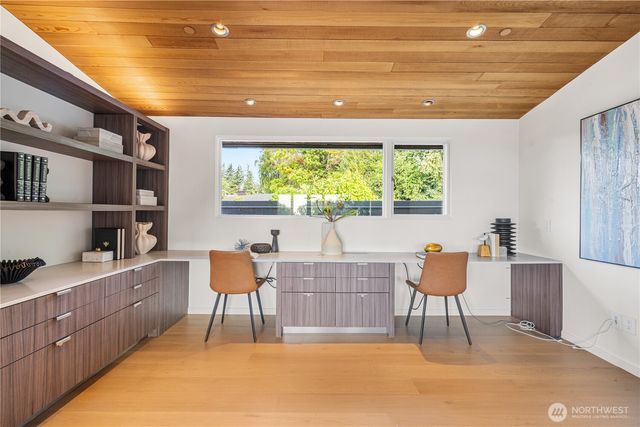 9135 NE 19th St, Clyde Hill, WA 98004