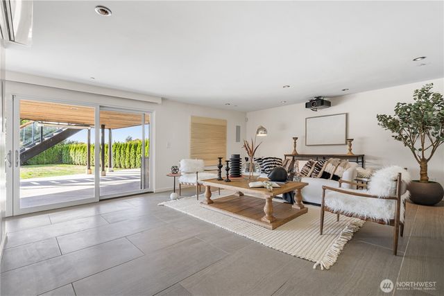 9135 NE 19th St, Clyde Hill, WA 98004