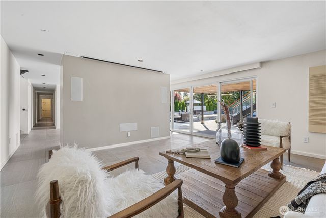 9135 NE 19th St, Clyde Hill, WA 98004