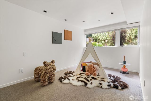 9135 NE 19th St, Clyde Hill, WA 98004