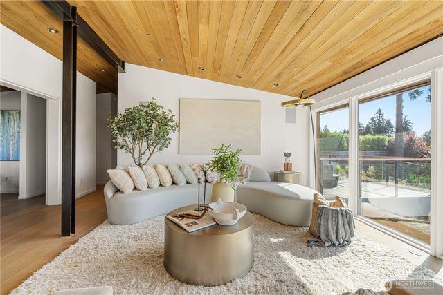 9135 NE 19th St, Clyde Hill, WA 98004