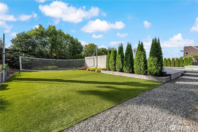 9135 NE 19th St, Clyde Hill, WA 98004