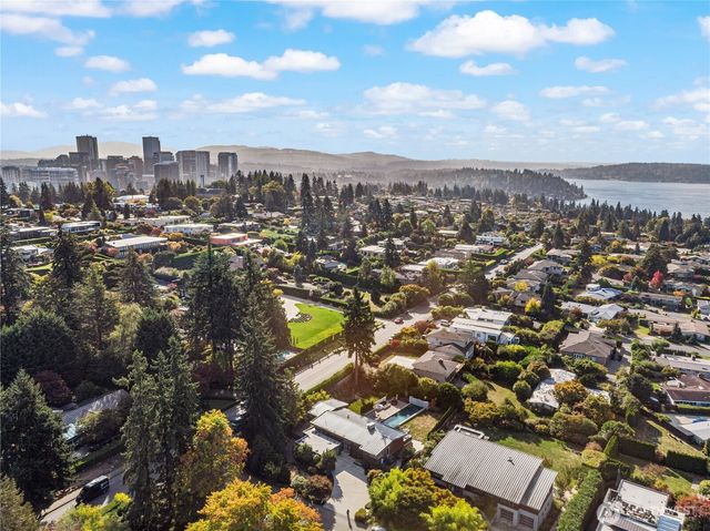 9135 NE 19th St, Clyde Hill, WA 98004