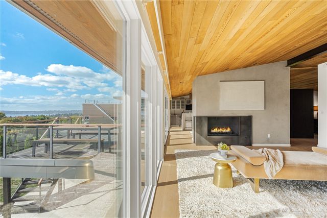 9135 NE 19th St, Clyde Hill, WA 98004