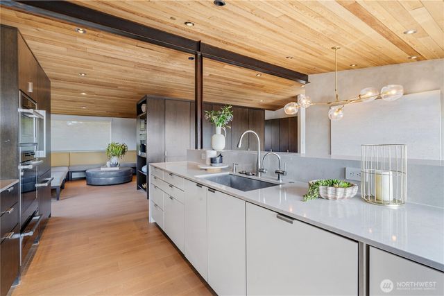 9135 NE 19th St, Clyde Hill, WA 98004