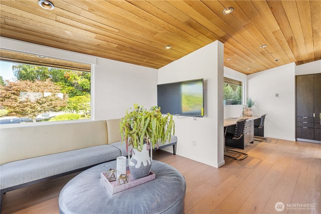 9135 NE 19th St, Clyde Hill, WA 98004