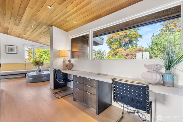 9135 NE 19th St, Clyde Hill, WA 98004