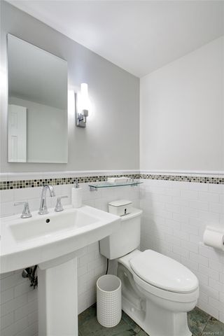 40 Cricket Club Drive, Roslyn, NY 11576