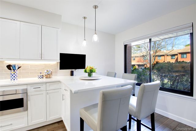 40 Cricket Club Drive, Roslyn, NY 11576