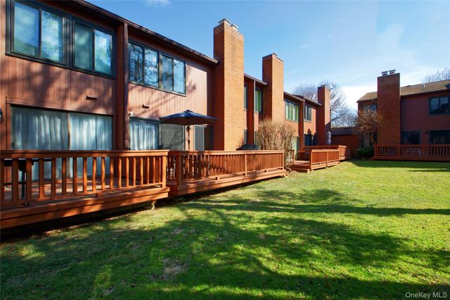 40 Cricket Club Drive, Roslyn, NY 11576