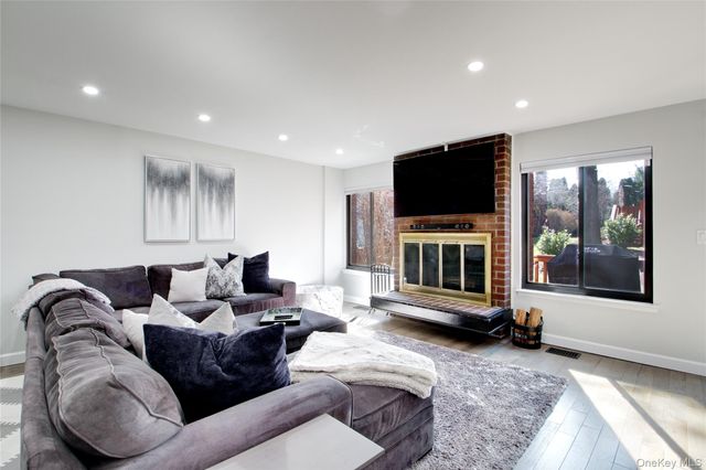 40 Cricket Club Drive, Roslyn, NY 11576