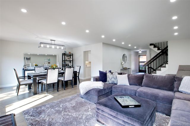 40 Cricket Club Drive, Roslyn, NY 11576