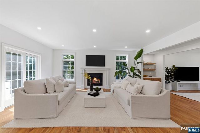 28 Drake Lane, Upper Saddle River, NJ 07458