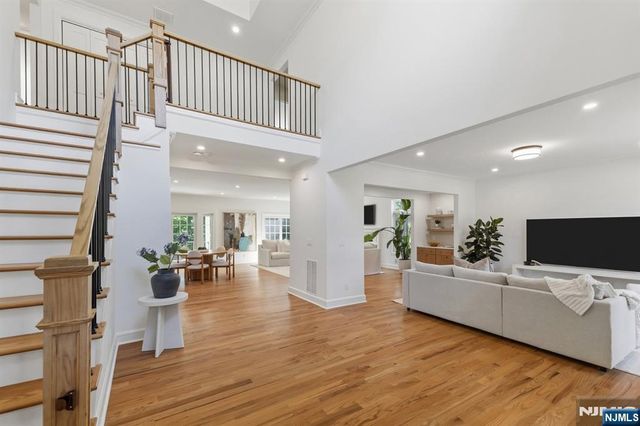 28 Drake Lane, Upper Saddle River, NJ 07458