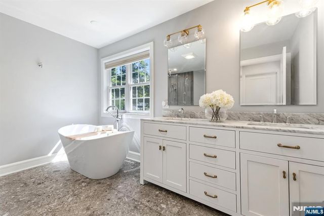 28 Drake Lane, Upper Saddle River, NJ 07458