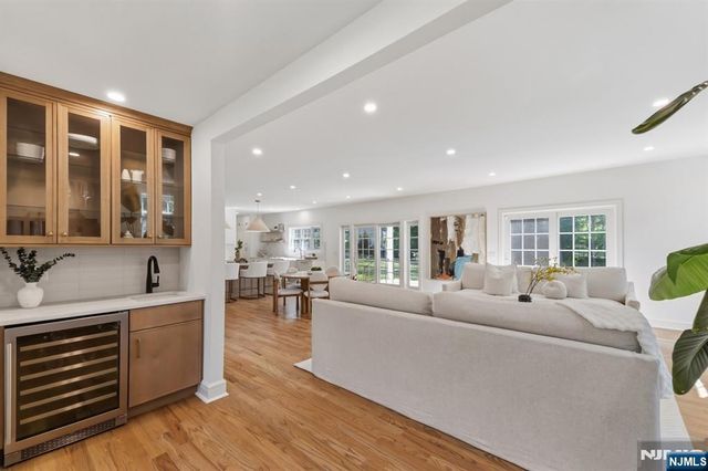 28 Drake Lane, Upper Saddle River, NJ 07458