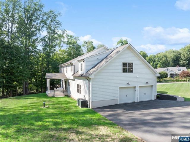 28 Drake Lane, Upper Saddle River, NJ 07458