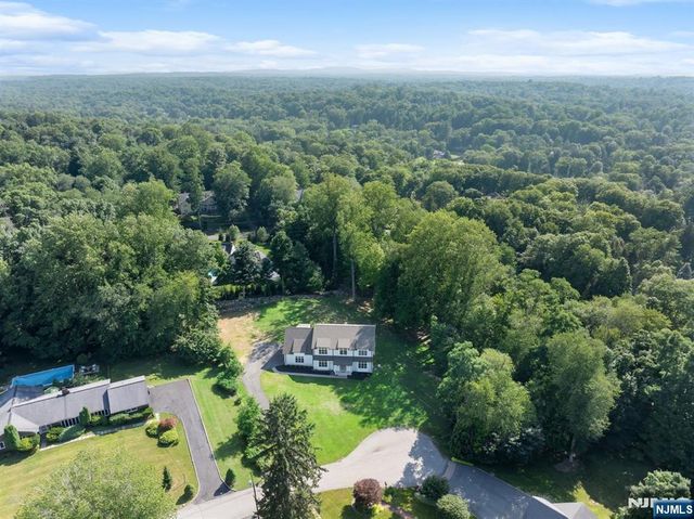 28 Drake Lane, Upper Saddle River, NJ 07458