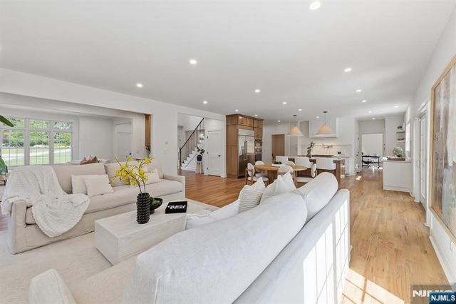 28 Drake Lane, Upper Saddle River, NJ 07458