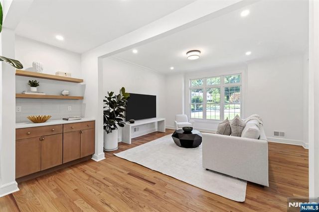 28 Drake Lane, Upper Saddle River, NJ 07458
