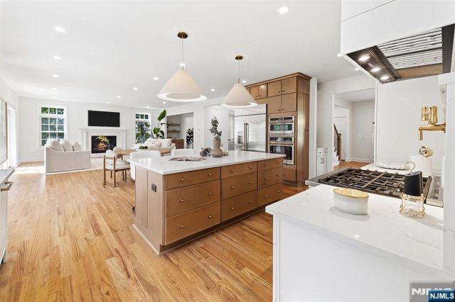 28 Drake Lane, Upper Saddle River, NJ 07458