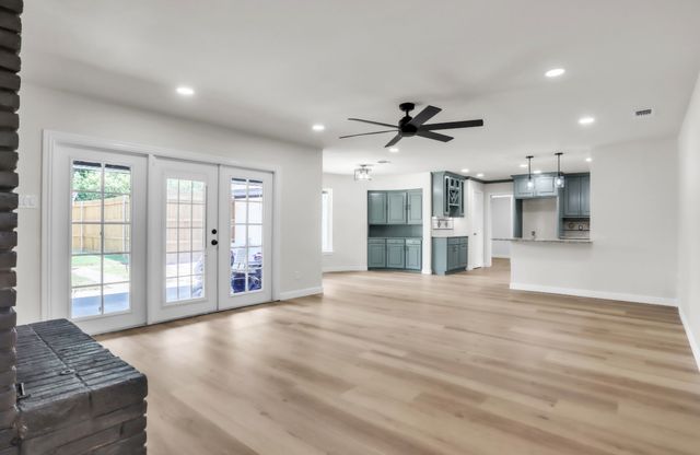 729 Surrey Circle, Grand Prairie, TX 75050
