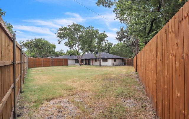 729 Surrey Circle, Grand Prairie, TX 75050