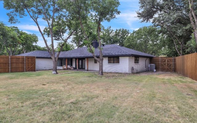 729 Surrey Circle, Grand Prairie, TX 75050
