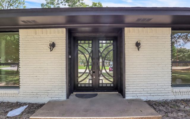 729 Surrey Circle, Grand Prairie, TX 75050