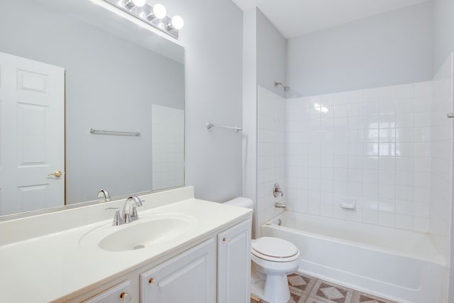 805 Genesee Drive 805, Naperville, IL 60563