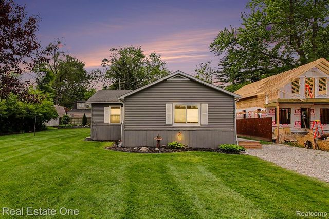 2200 Davista Drive, Highland, MI 48356