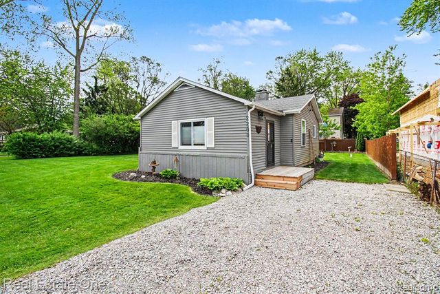 2200 Davista Drive, Highland, MI 48356
