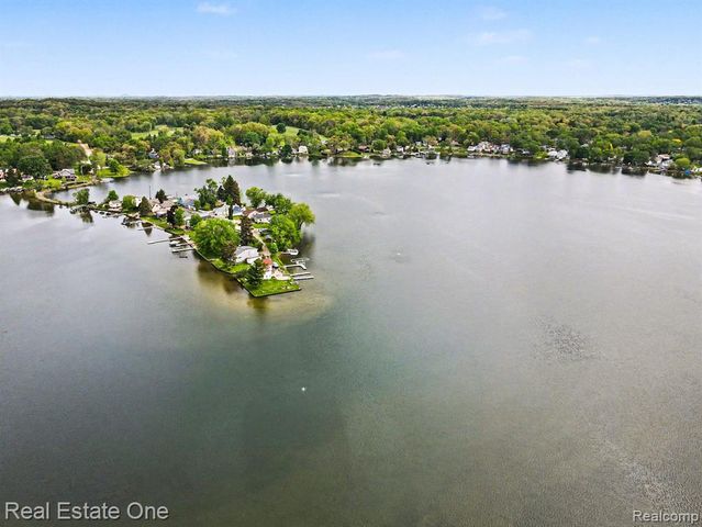 2200 Davista Drive, Highland, MI 48356