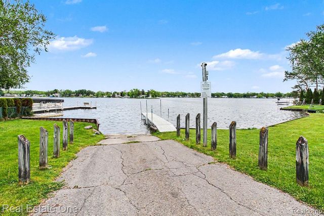 2200 Davista Drive, Highland, MI 48356