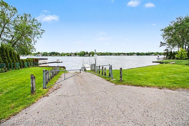 2200 Davista Drive, Highland, MI 48356