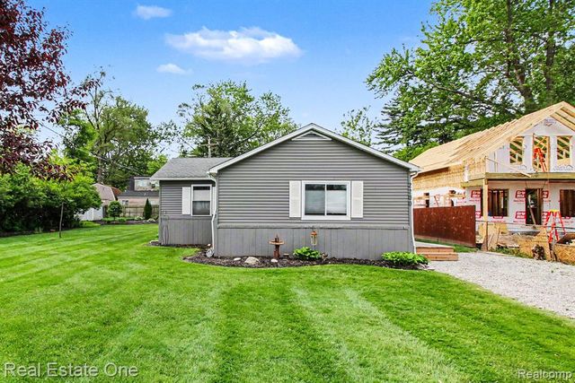 2200 Davista Drive, Highland, MI 48356