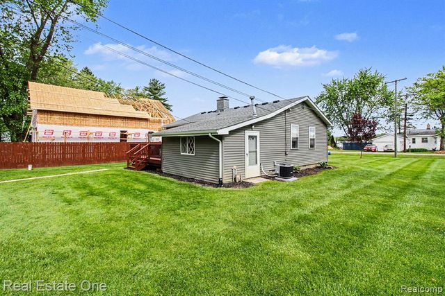2200 Davista Drive, Highland, MI 48356