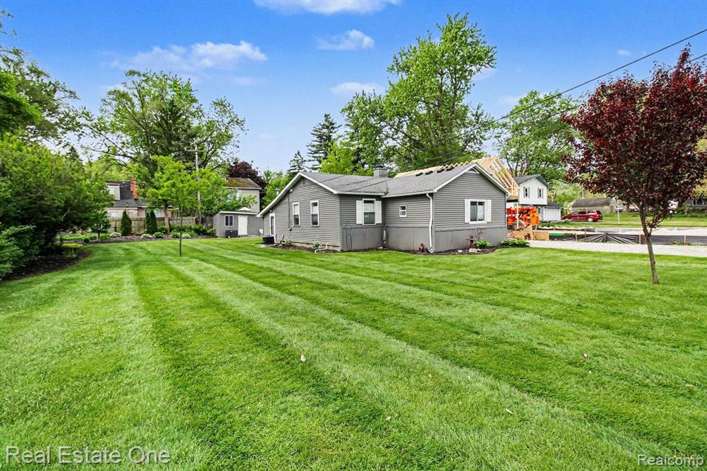 2200 Davista Drive, Highland, MI 48356