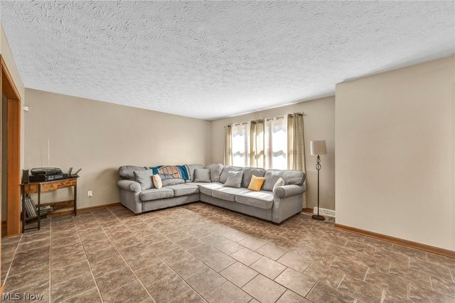352 Carol Lane, Elyria, OH 44035