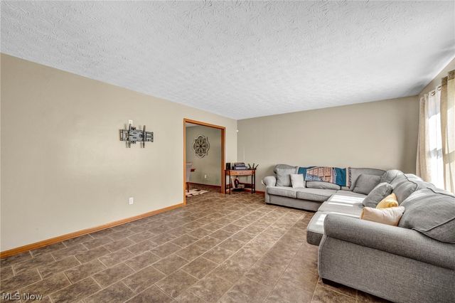 352 Carol Lane, Elyria, OH 44035
