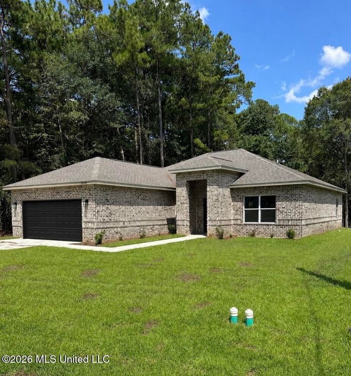 8904 Boxwood Lane, Gautier, MS 39553