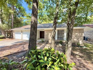 16 Rock Pine Court, The Woodlands, TX 77381