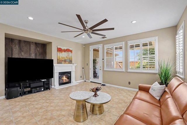 586 Dutch Elm Dr, Hercules, CA 94547