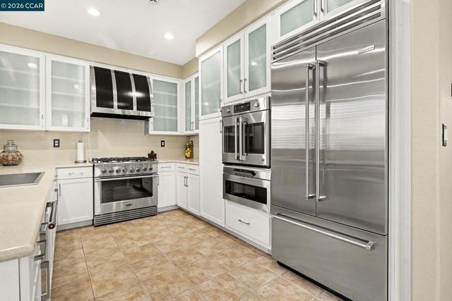 586 Dutch Elm Dr, Hercules, CA 94547