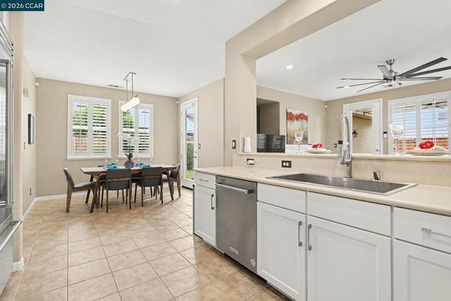 586 Dutch Elm Dr, Hercules, CA 94547