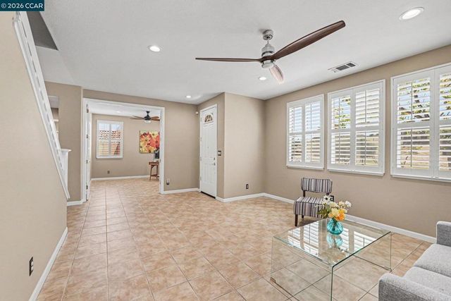 586 Dutch Elm Dr, Hercules, CA 94547