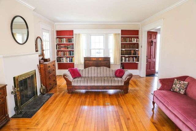 32 Spruce St, Westfield, MA 01085