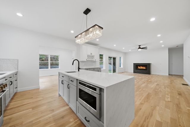 6 Eastview Drive, Derry, NH 03038