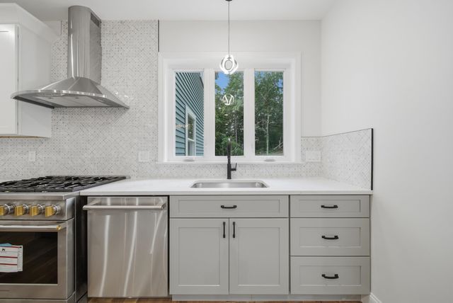 6 Eastview Drive, Derry, NH 03038